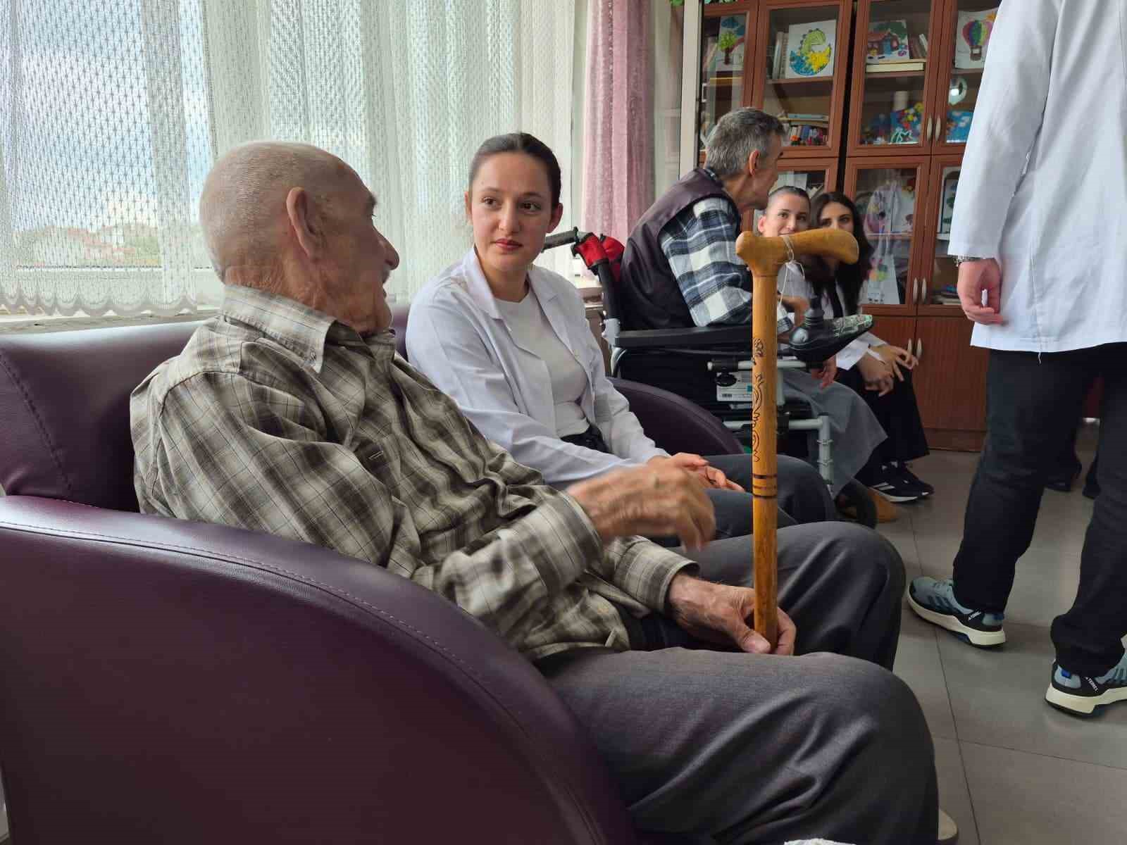 Üniversite öğrencilerinden huzurevinde kalan yaşlılara özel etkinlik