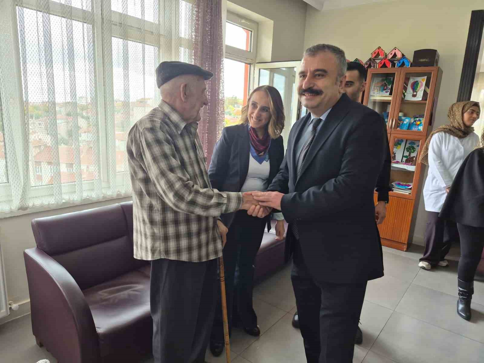 Üniversite öğrencilerinden huzurevinde kalan yaşlılara özel etkinlik