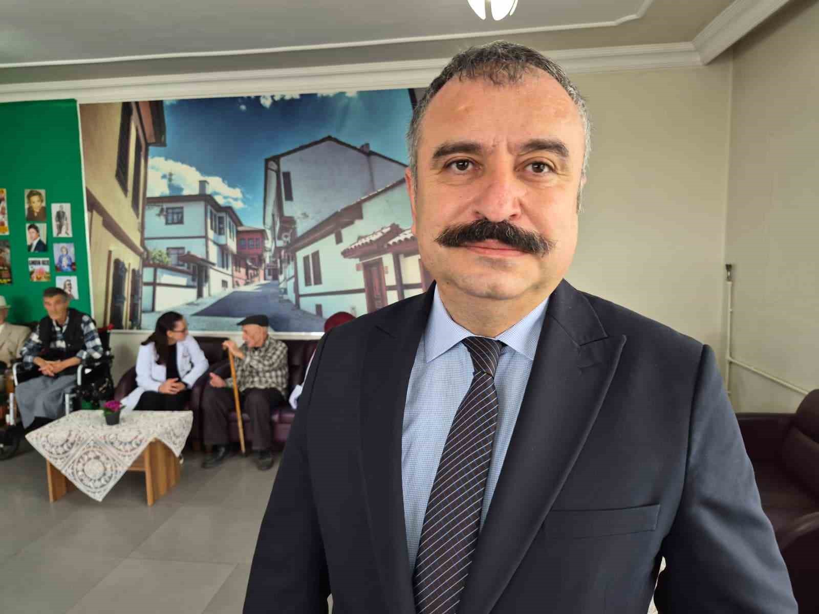 Üniversite öğrencilerinden huzurevinde kalan yaşlılara özel etkinlik