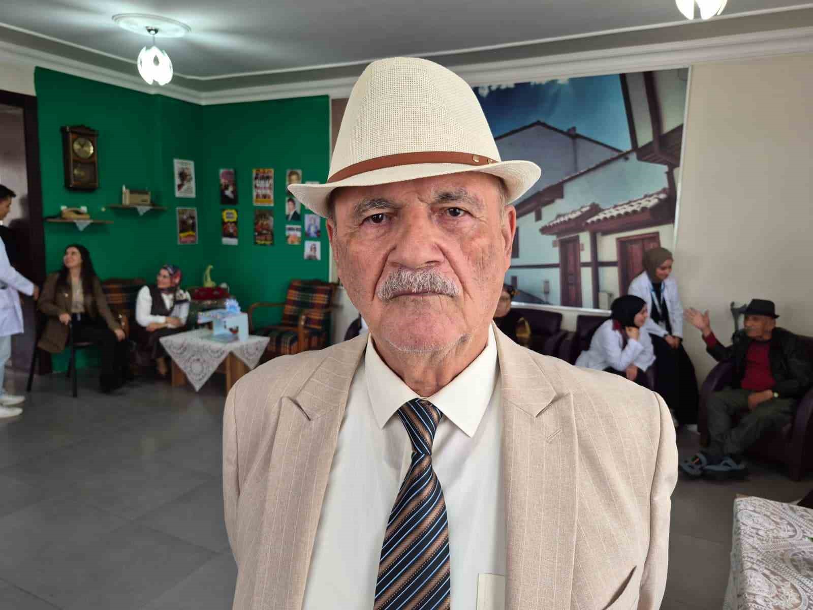 Üniversite öğrencilerinden huzurevinde kalan yaşlılara özel etkinlik