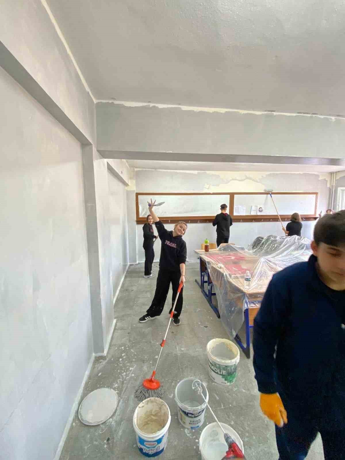 Öğrenciler sınıflarını kendi elleriyle boyadılar