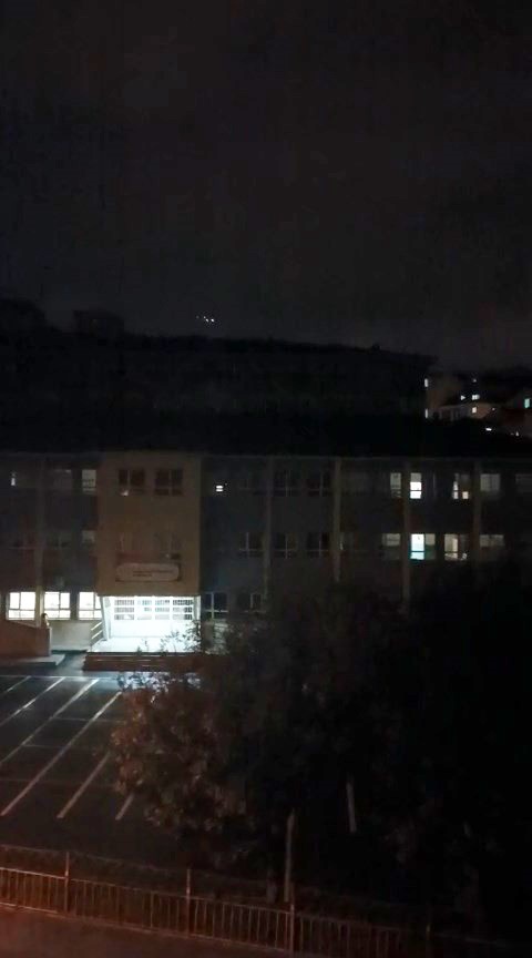 Arnavutköy’de gece yarısı 3 okuldan birden müzik ve marş sesleri yükseldi: Mahalleli şaşkına döndü