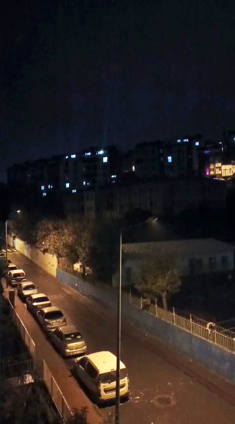 Arnavutköy’de gece yarısı 3 okuldan birden müzik ve marş sesleri yükseldi: Mahalleli şaşkına döndü