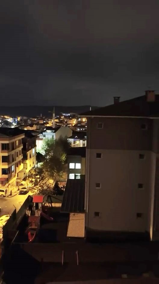 Arnavutköy’de gece yarısı 3 okuldan birden müzik ve marş sesleri yükseldi: Mahalleli şaşkına döndü