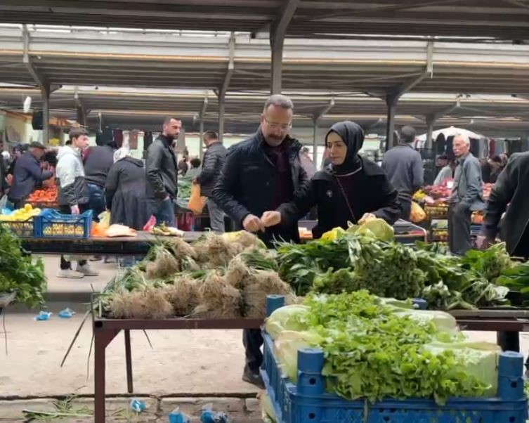 Ardahan Valisi Yamlı ve eşi pazar tezgâhlarını gezerek alışveriş yaptı