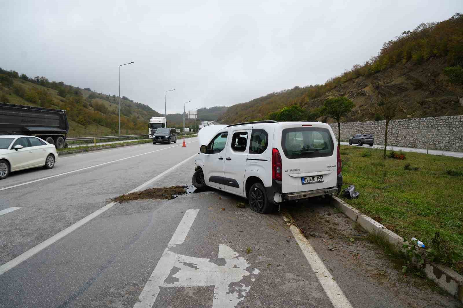 Samsun’da hafif ticari araç refüje çıktı: 3 yaralı
