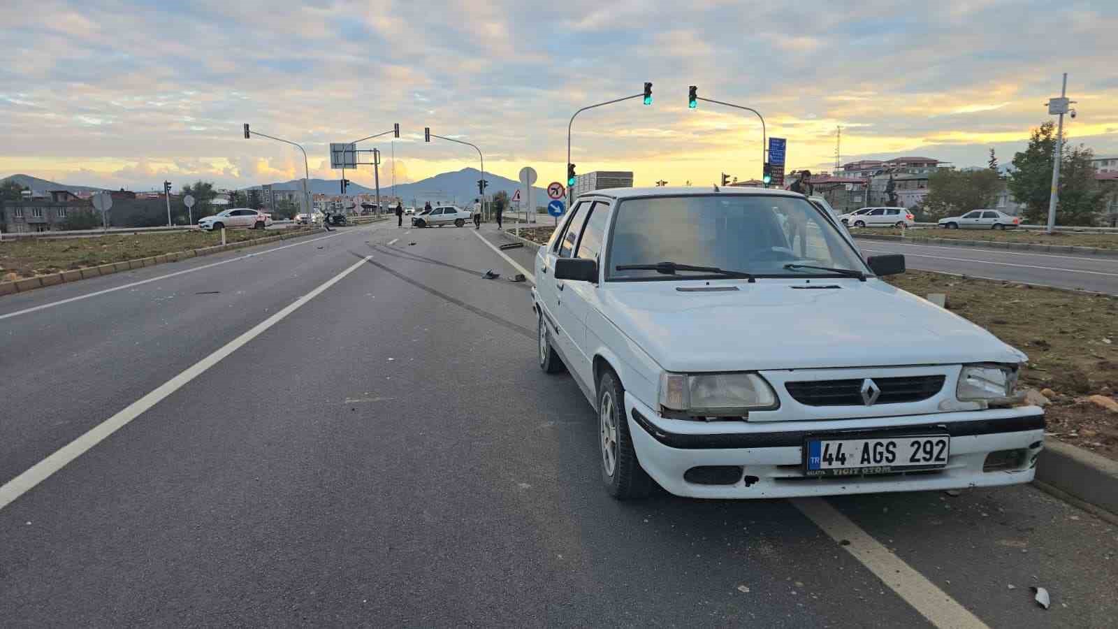 Gaziantep’te 2 otomobil çarpışması sonucu maddi hasar meydana geldi