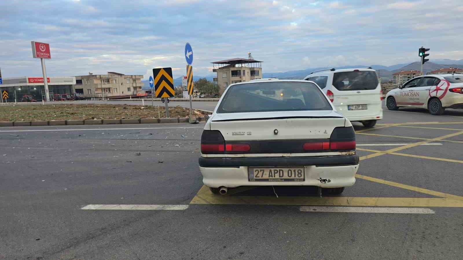 Gaziantep’te 2 otomobil çarpışması sonucu maddi hasar meydana geldi
