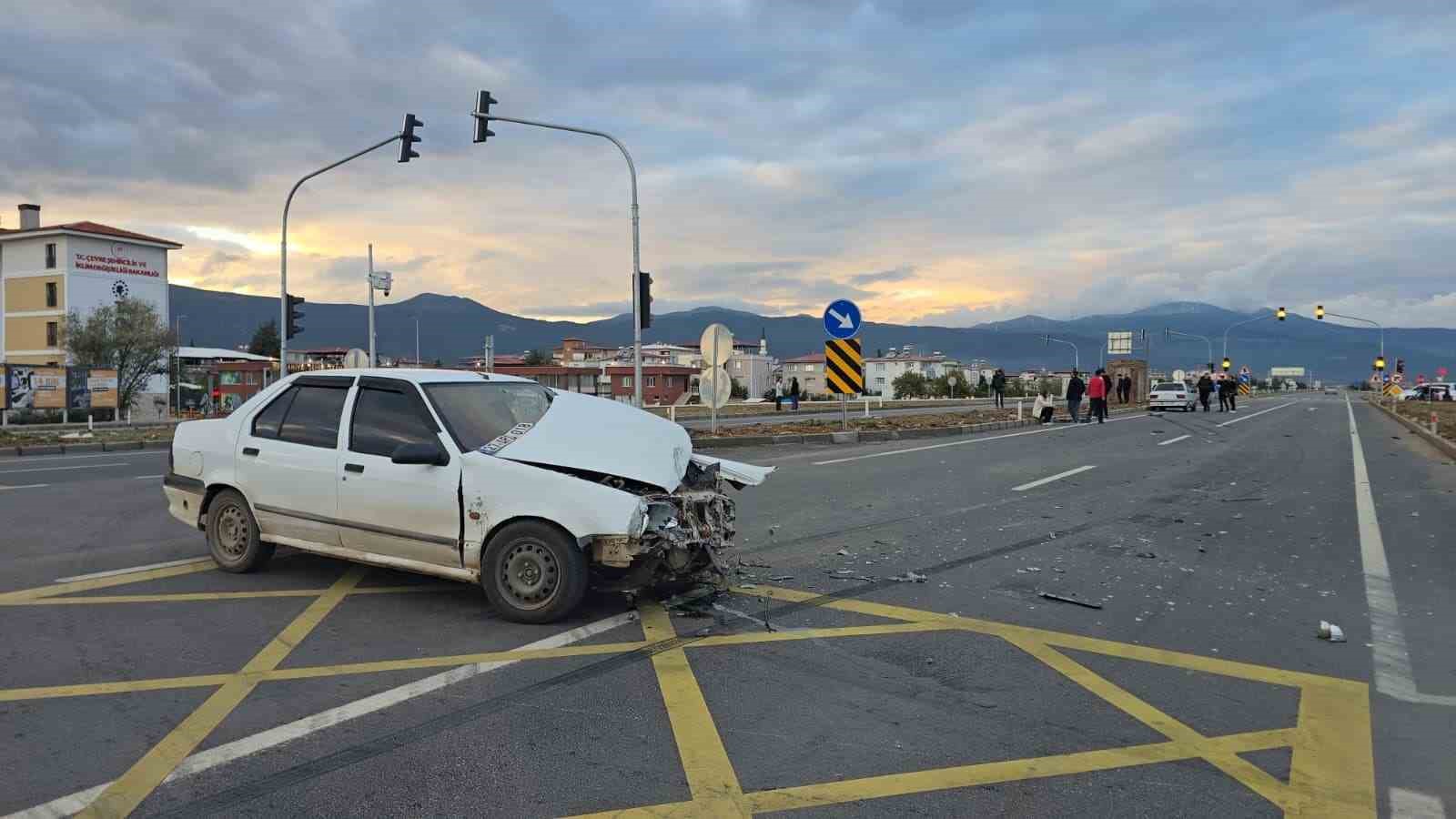 Gaziantep’te 2 otomobil çarpışması sonucu maddi hasar meydana geldi