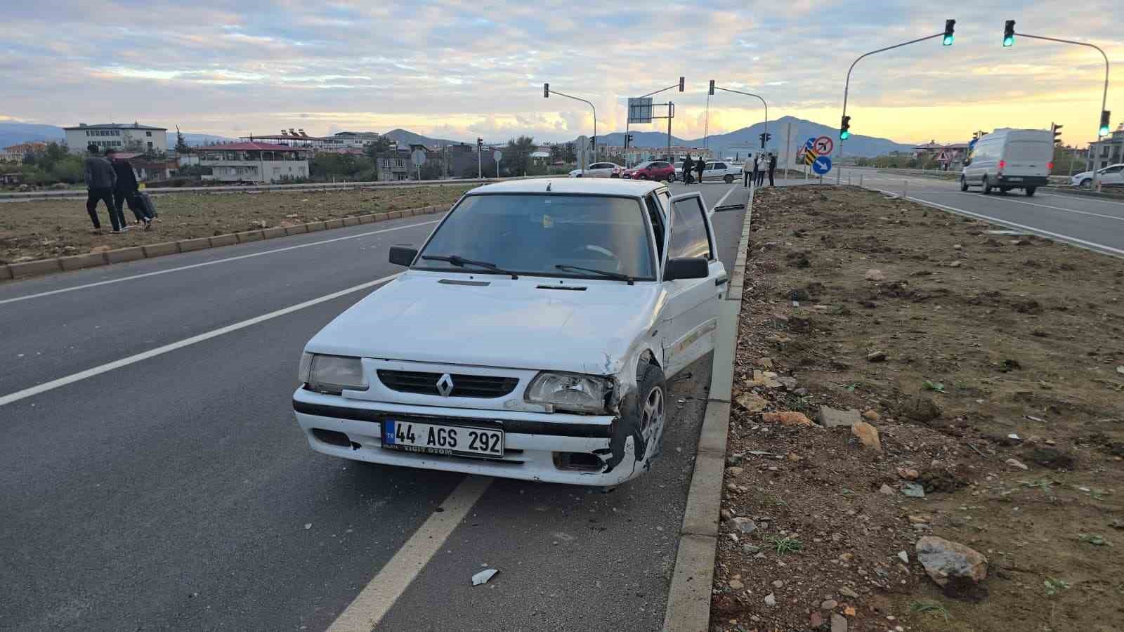 Gaziantep’te 2 otomobil çarpışması sonucu maddi hasar meydana geldi