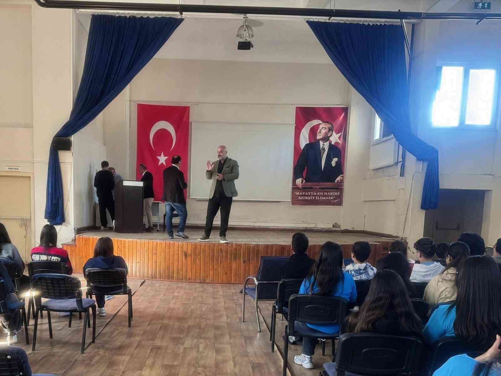 Bodrum’da öğrenciler yazarla buluştu