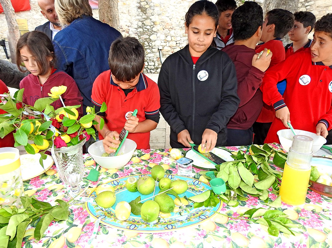 Çeşme Kalesi’nde çocuklar tarihle buluştu, limonata yaptı