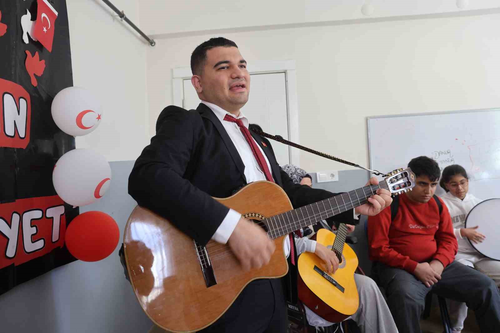 Çocukluğunda oyuncak gitarla müziğe ilgisi başlayan otizmli Ertuğrul, özel bireylere müzik eğitimi vermeye başladı