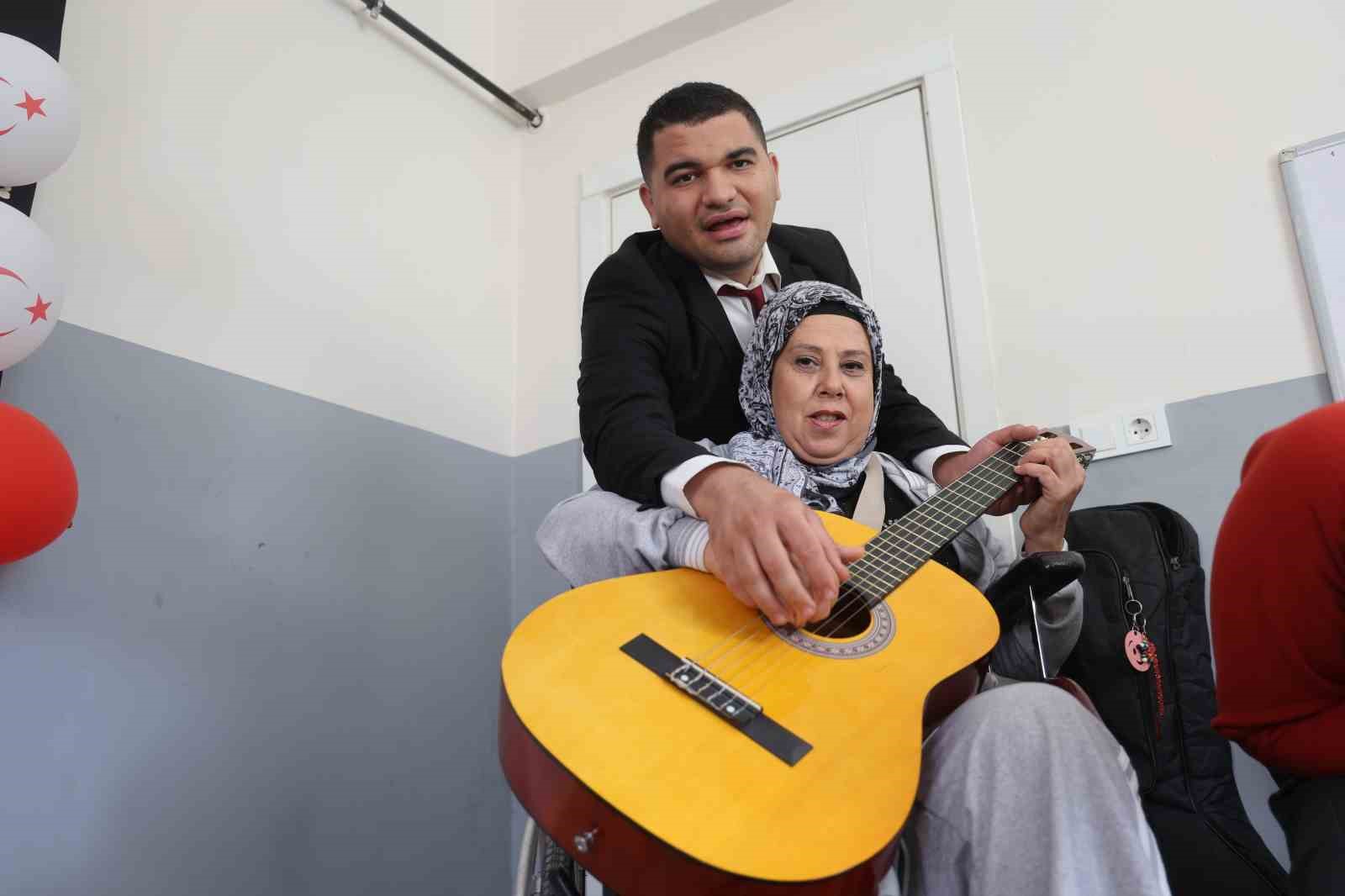Çocukluğunda oyuncak gitarla müziğe ilgisi başlayan otizmli Ertuğrul, özel bireylere müzik eğitimi vermeye başladı