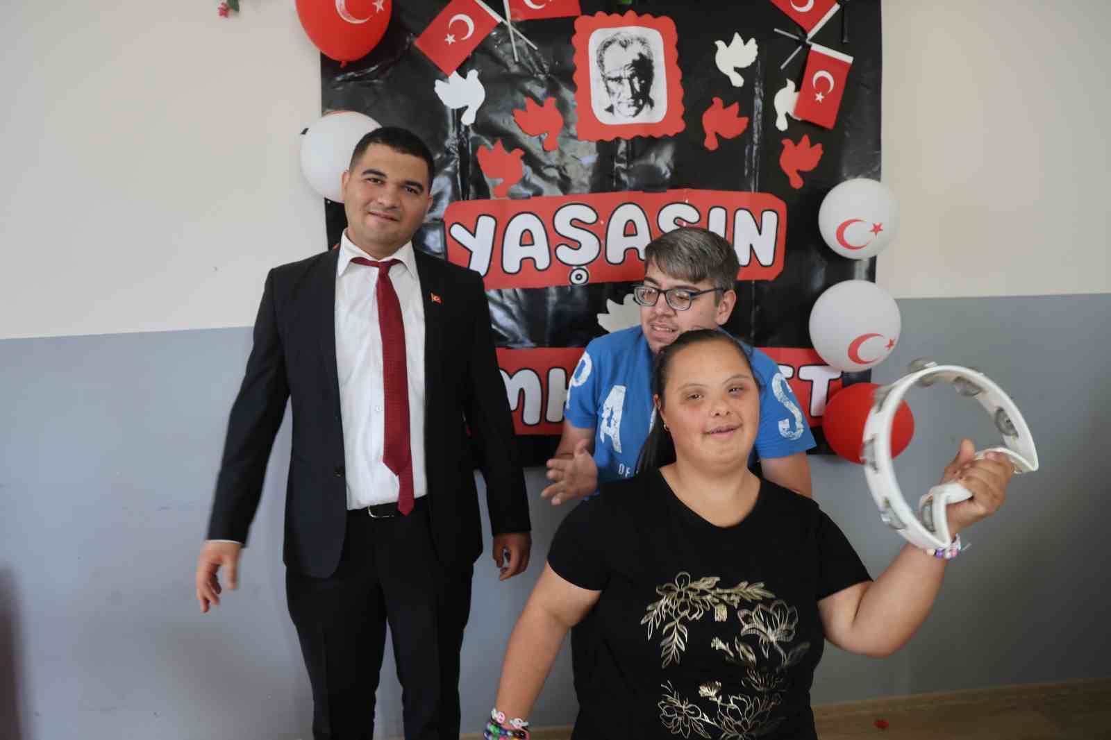 Çocukluğunda oyuncak gitarla müziğe ilgisi başlayan otizmli Ertuğrul, özel bireylere müzik eğitimi vermeye başladı