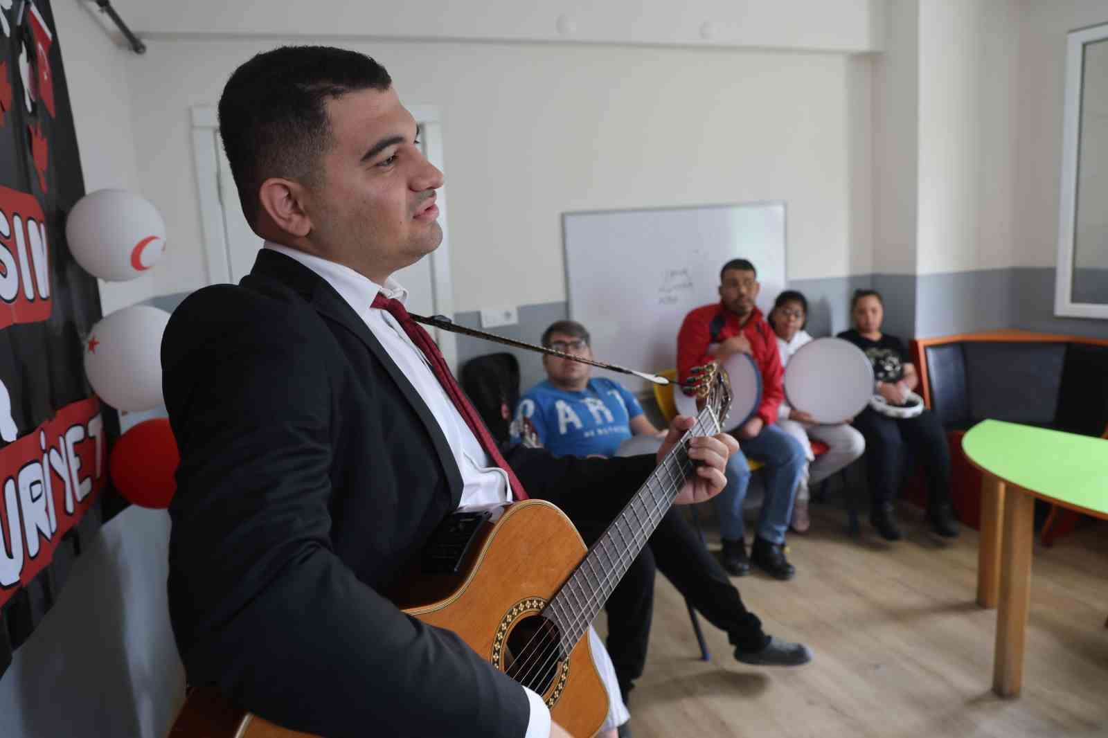 Çocukluğunda oyuncak gitarla müziğe ilgisi başlayan otizmli Ertuğrul, özel bireylere müzik eğitimi vermeye başladı