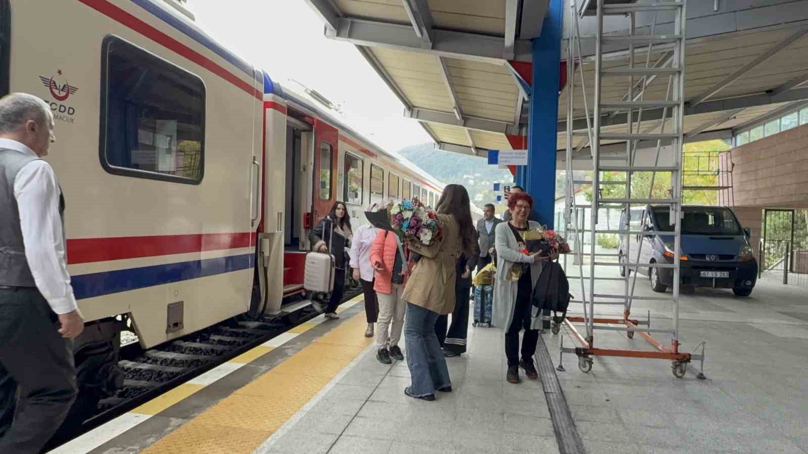 Turistik Karaelmas Ekspresi 170 yolcusuyla Zonguldak’a ulaştı