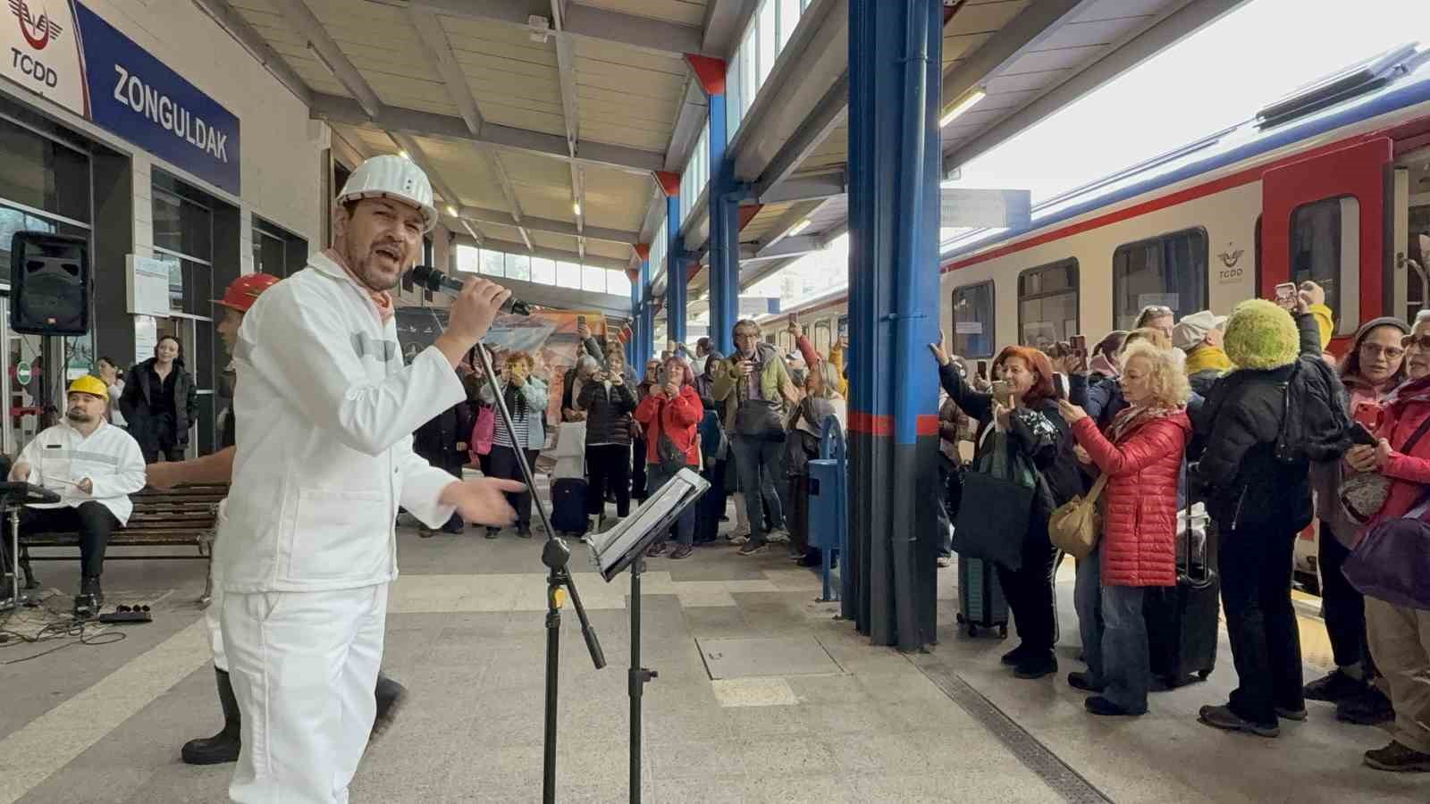 Turistik Karaelmas Ekspresi 170 yolcusuyla Zonguldak’a ulaştı