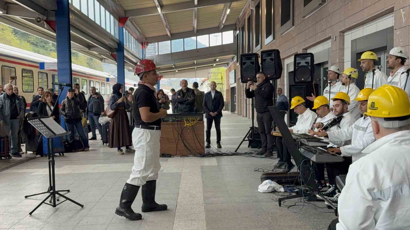 Turistik Karaelmas Ekspresi 170 yolcusuyla Zonguldak’a ulaştı