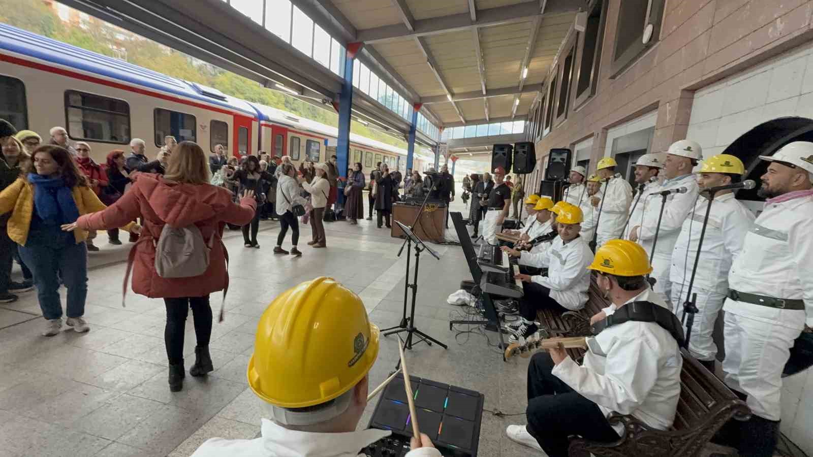 Turistik Karaelmas Ekspresi 170 yolcusuyla Zonguldak’a ulaştı