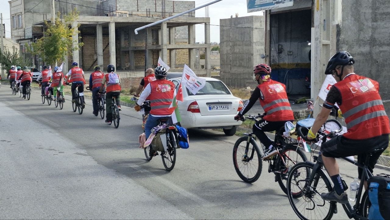 Bergama’dan İran’a çocuklar için pedal çevirdi