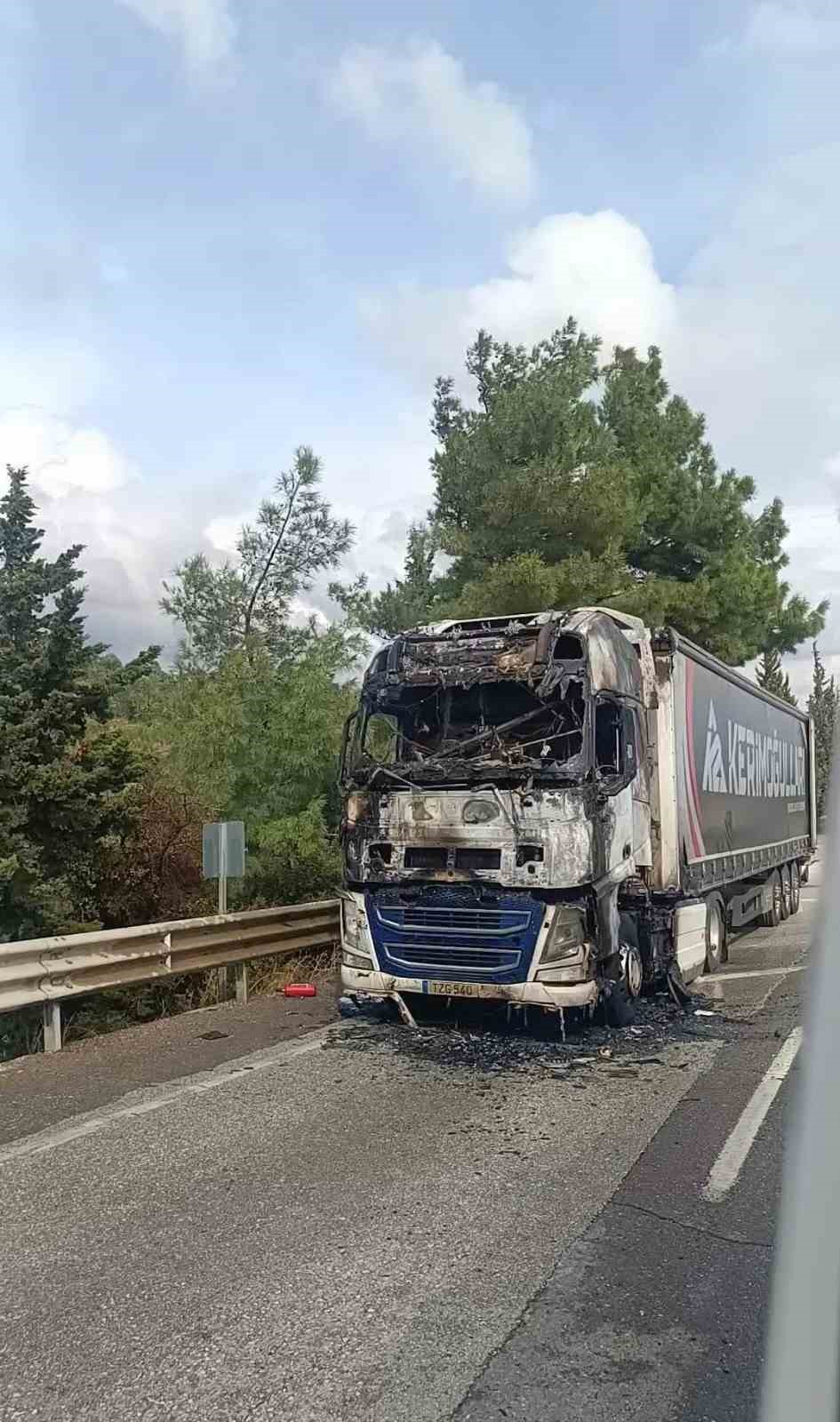 Seyir halindeki tır alevlere teslim oldu