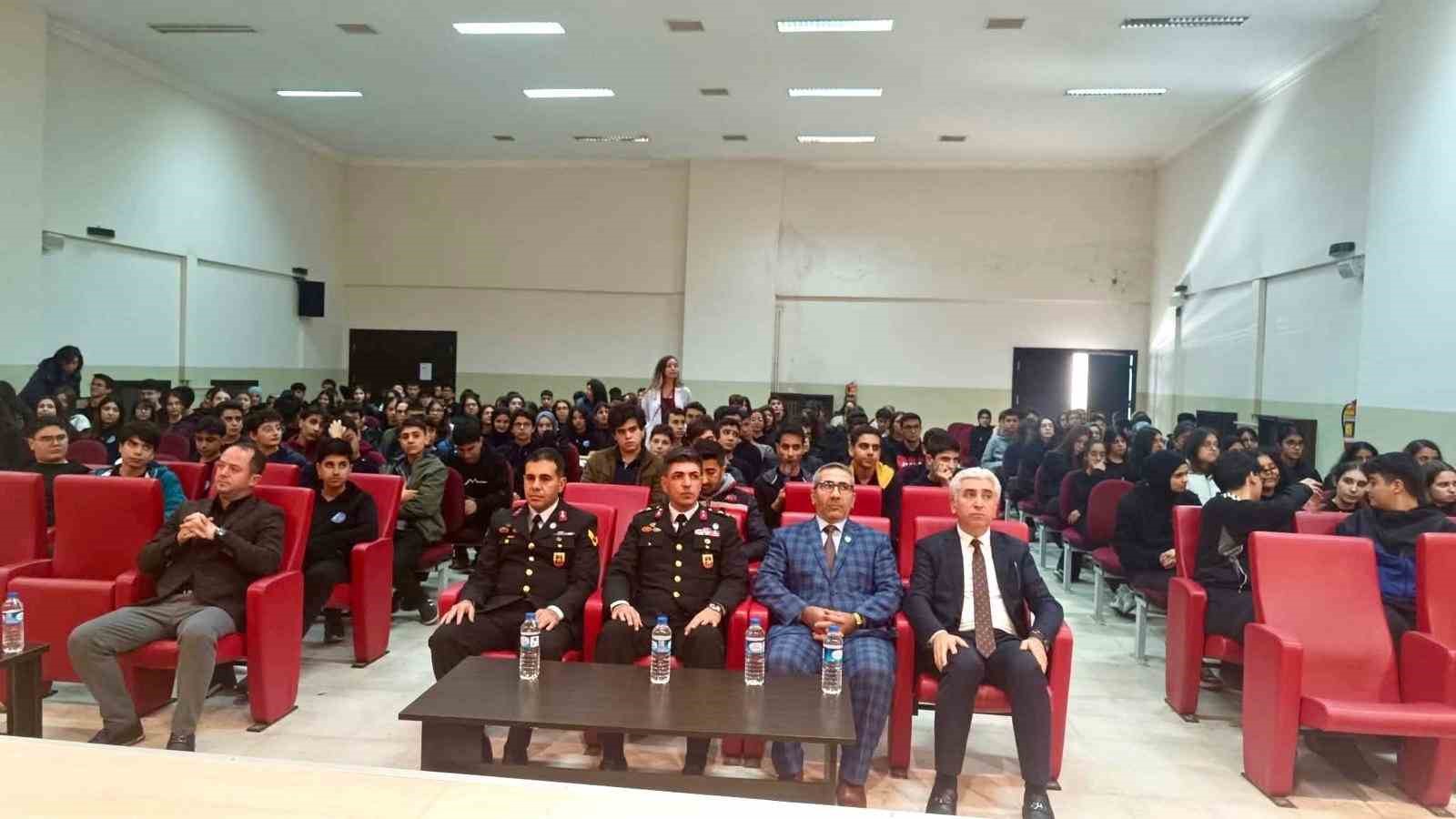 Şehit babası ve gaziler liselilerle bir araya geldi