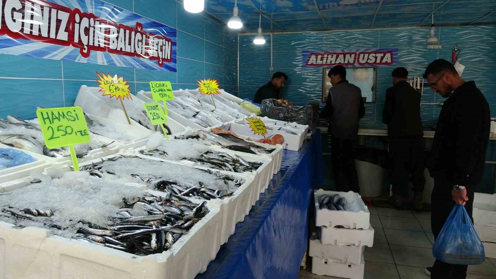 Van’da tezgahlar çeşitlendi: Tüketicinin tercihi Van Gölü’nün incisi oldu