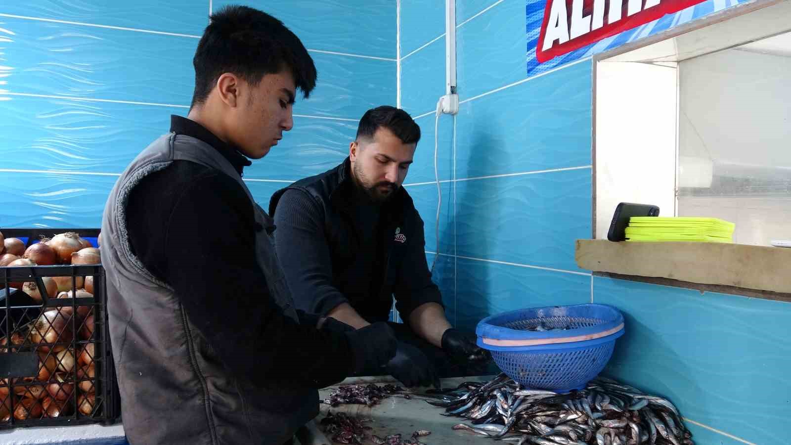 Van’da tezgahlar çeşitlendi: Tüketicinin tercihi Van Gölü’nün incisi oldu
