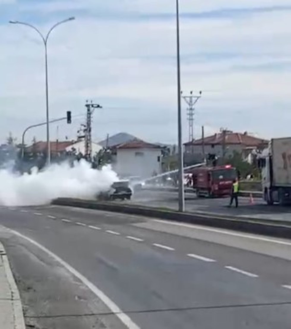 Seyir halindeki otomobilde yangın