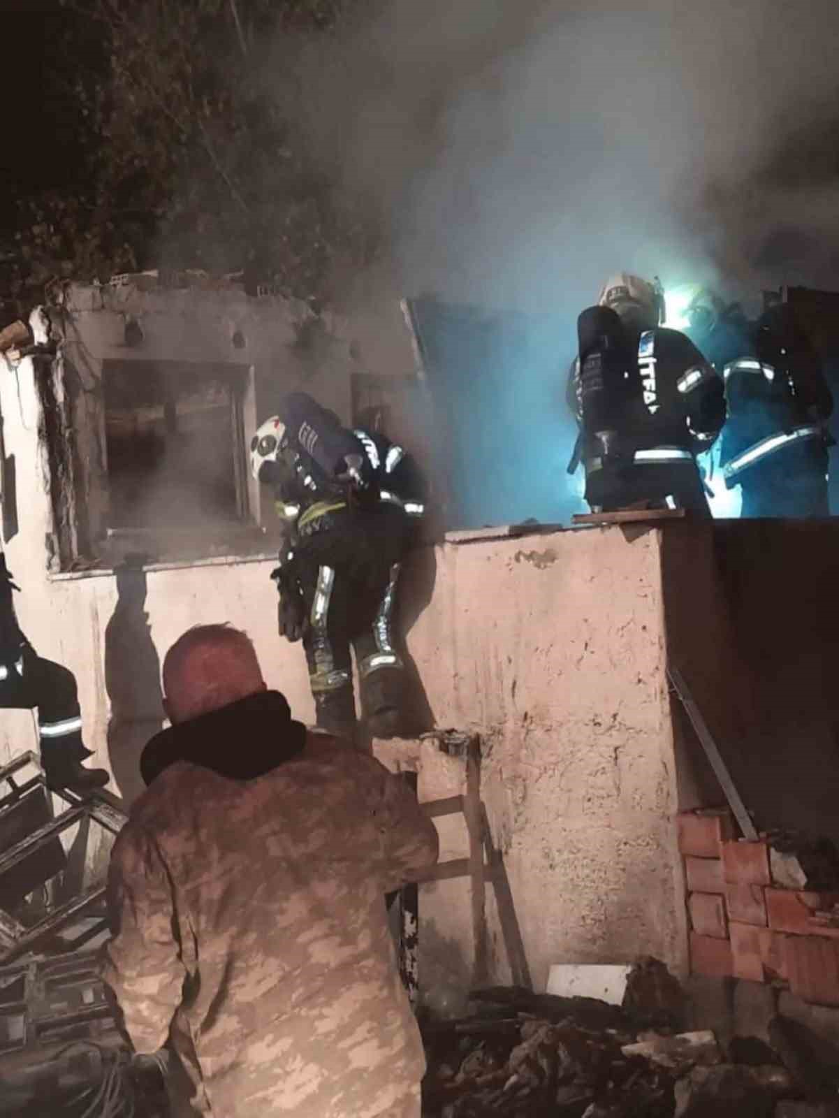 Acıpayam’da çıkan ev yangınında büyük hasar oluştu