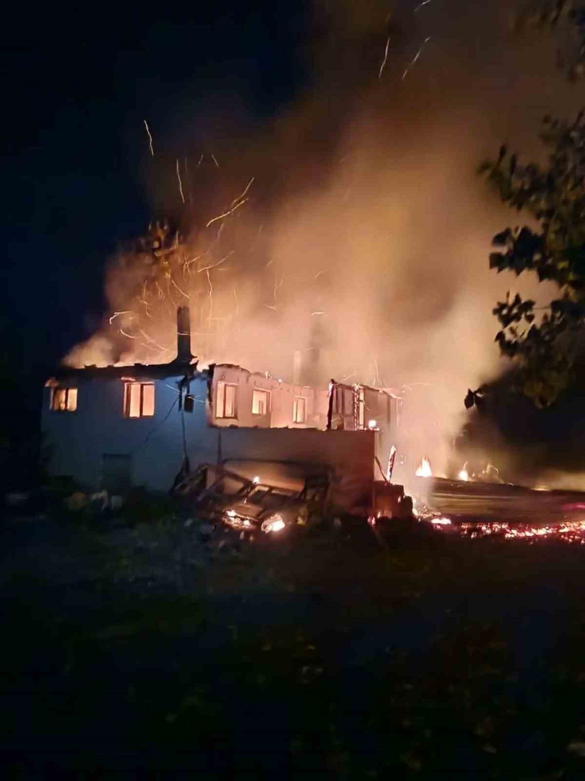 Acıpayam’da çıkan ev yangınında büyük hasar oluştu
