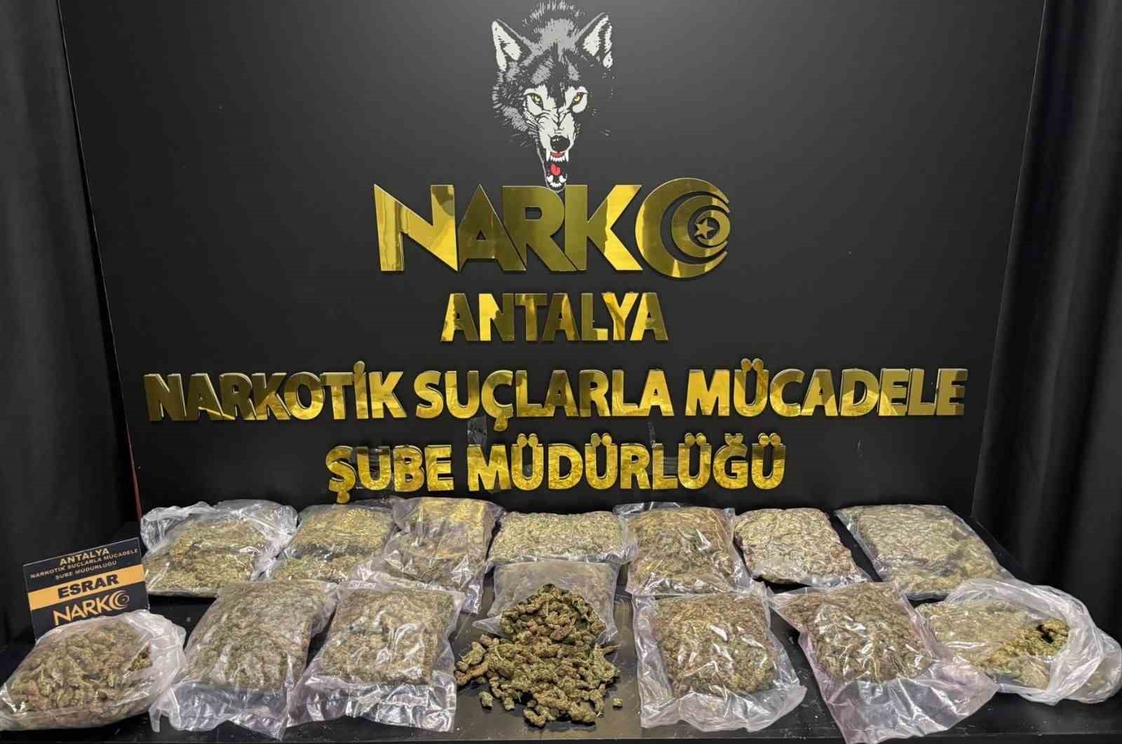 Antalya’da zehir tacirine operasyon kamerada: 7,5 kilogram esrar ele geçirildi