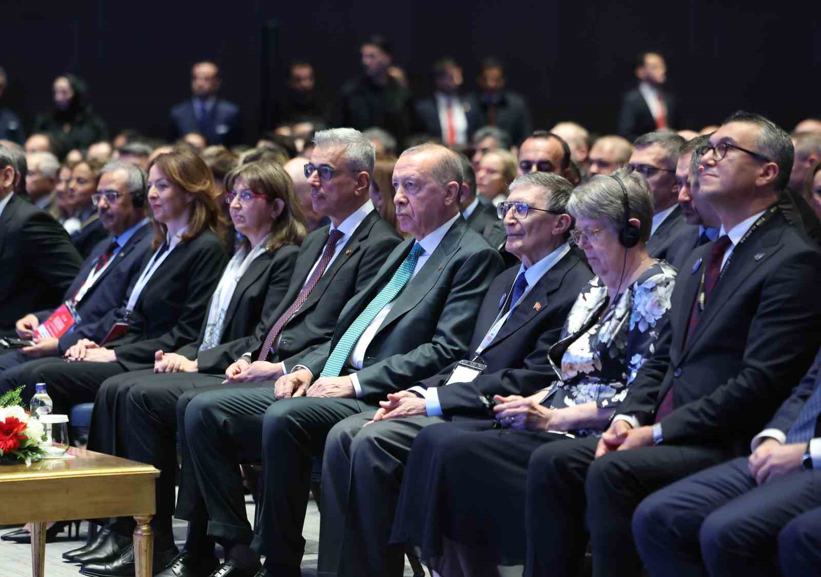 Cumhurbaşkanı Erdoğan: "Sağlıkta zirveye oynamayı sürdüreceğiz"