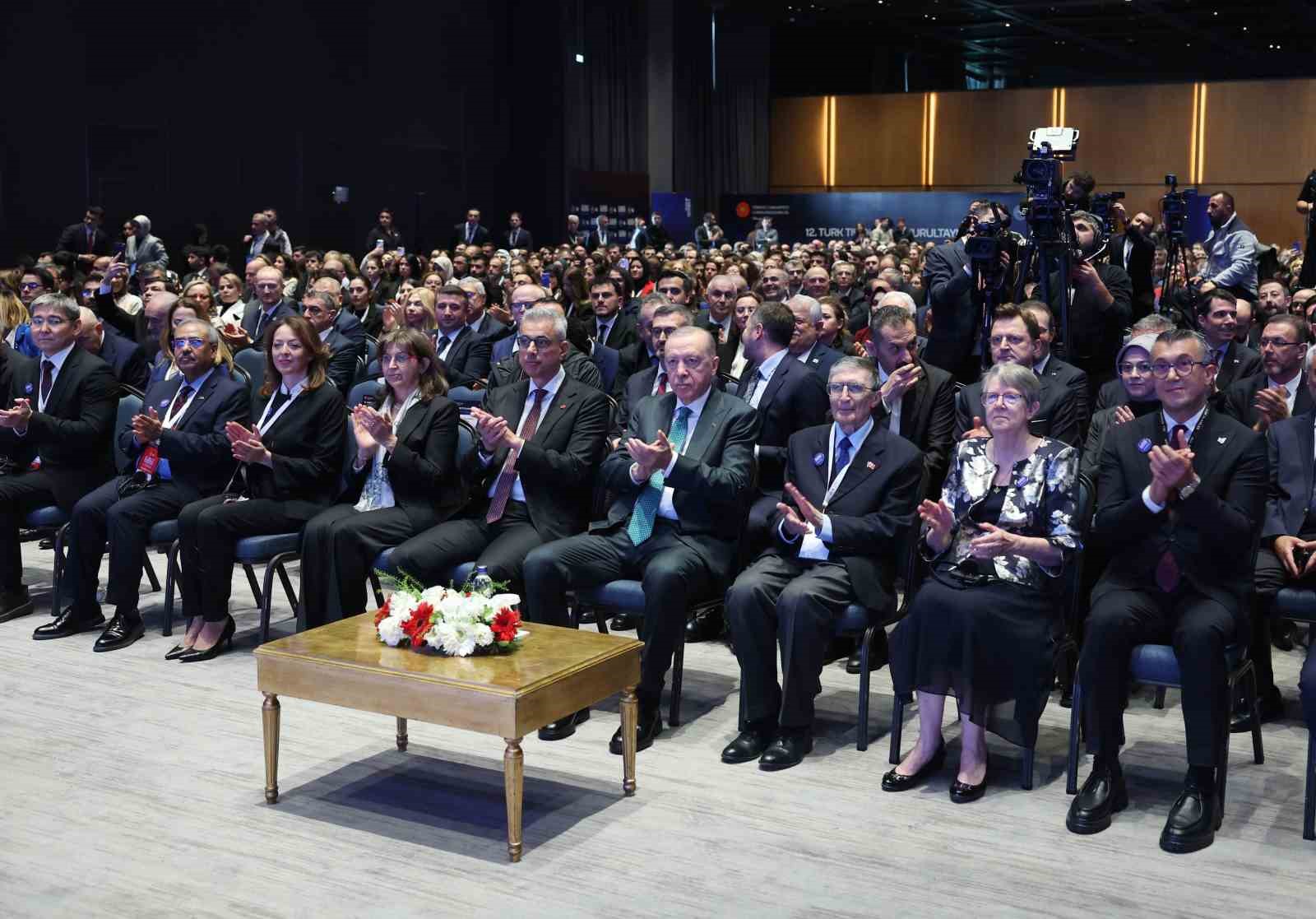 Cumhurbaşkanı Erdoğan: "Sağlıkta zirveye oynamayı sürdüreceğiz"