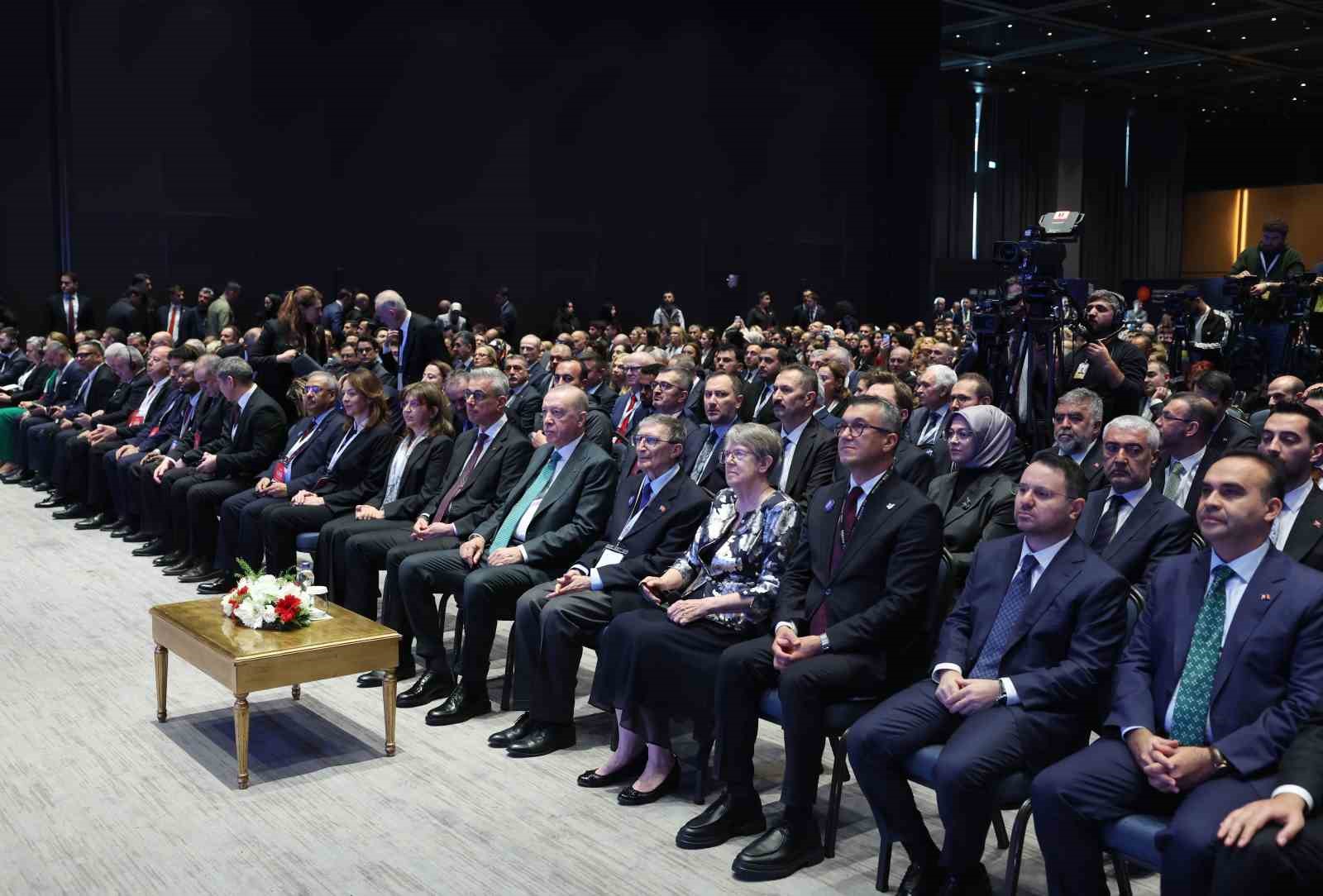 Cumhurbaşkanı Erdoğan: "Sağlıkta zirveye oynamayı sürdüreceğiz"