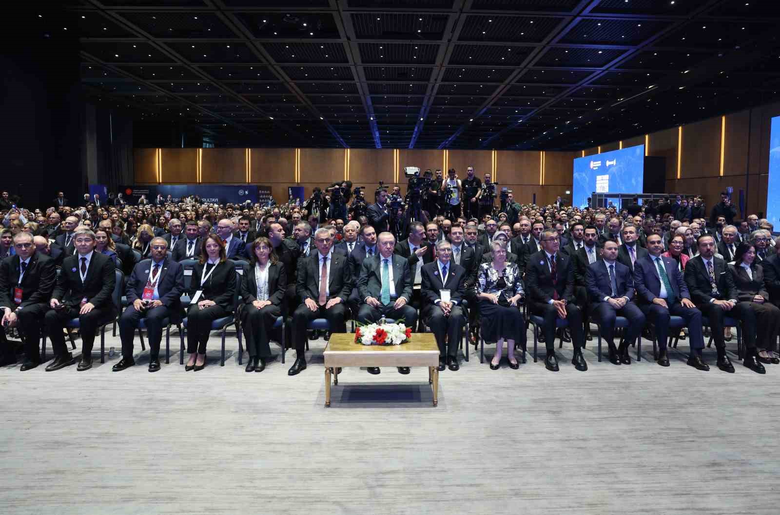 Cumhurbaşkanı Erdoğan: "Sağlıkta zirveye oynamayı sürdüreceğiz"