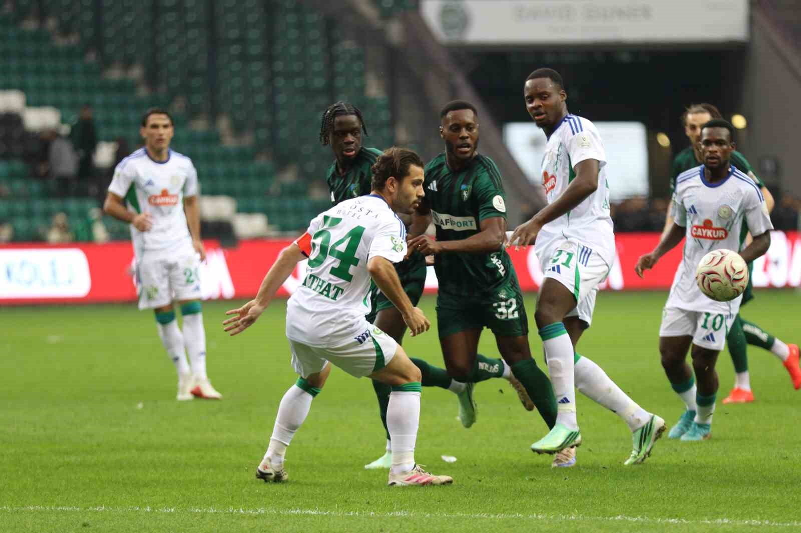 Trendyol Süper Lig: Kocaelispor: 0 - Çaykur Rizespor: 0 (Maç devam ediyor)