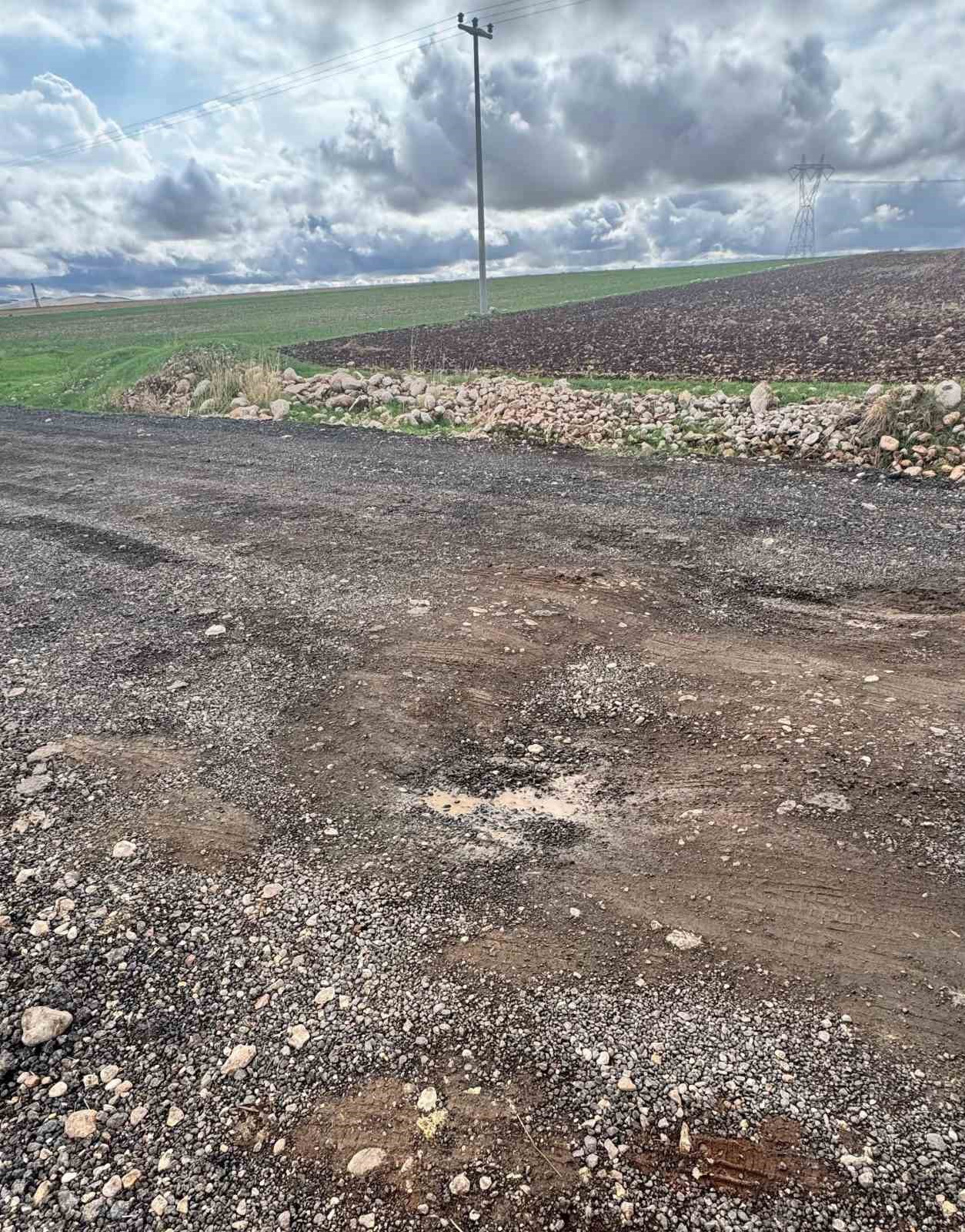 Bozuk köy yolu sürücülerin tepkisine neden oluyor