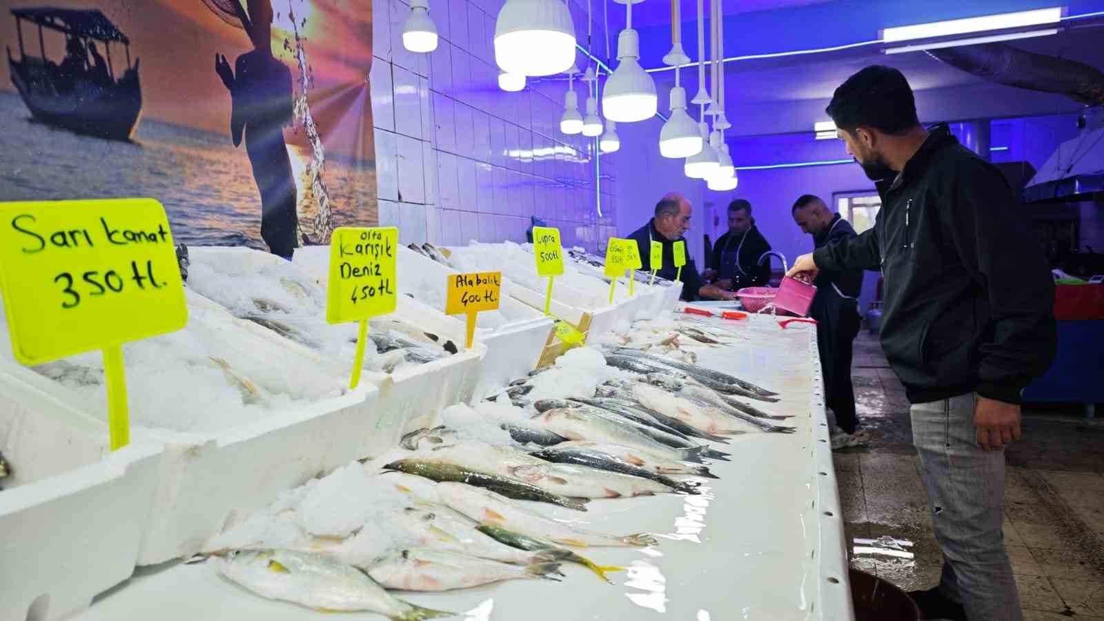 Ahlat’ta soğuk havalarla birlikte balık satışları arttı