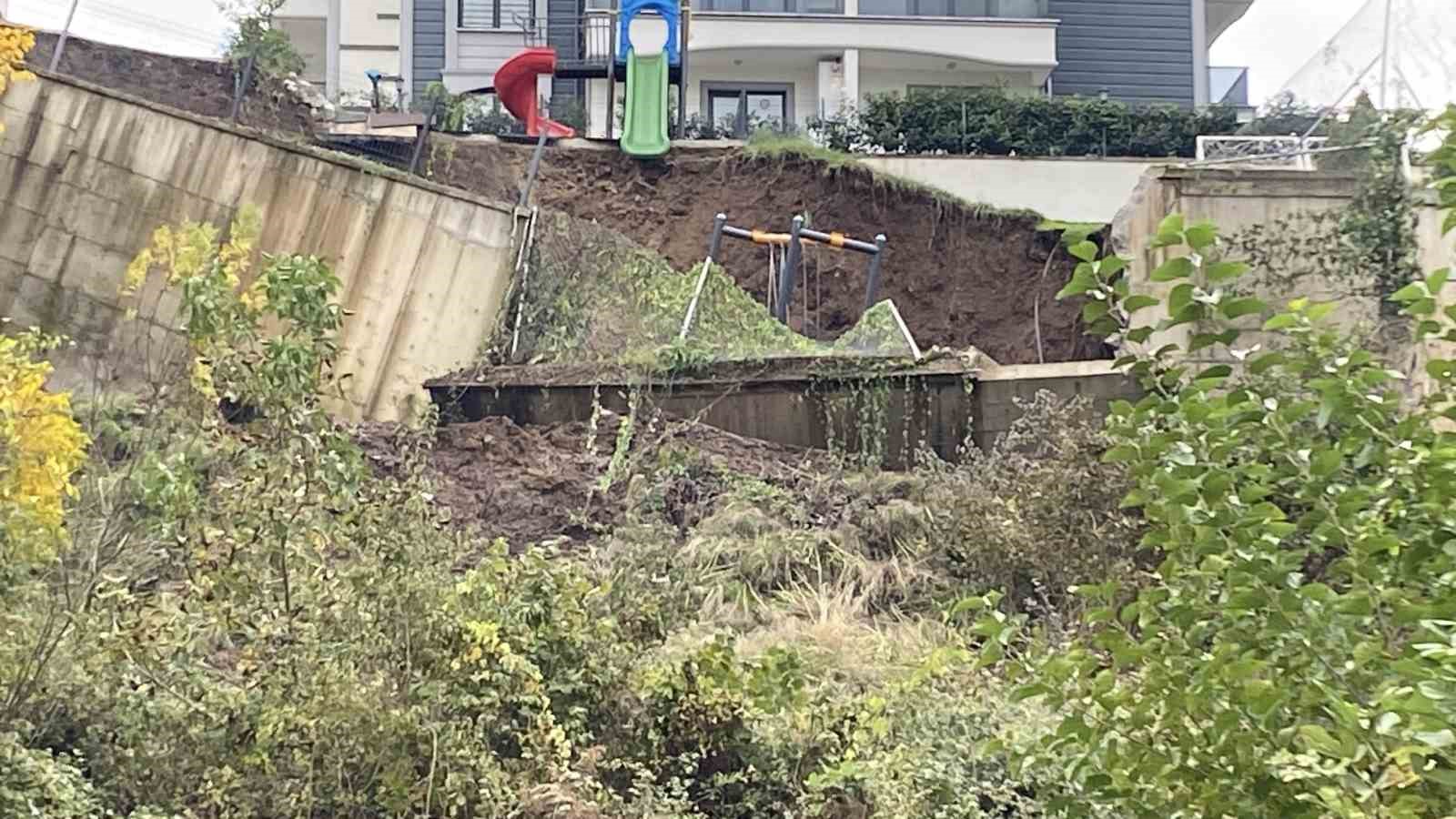 İstinat duvarı çöktü, kayan toprak çocuk parkını yuttu