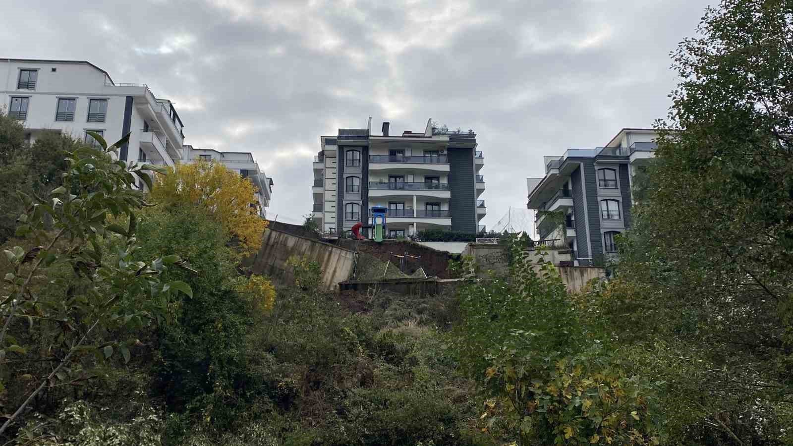 İstinat duvarı çöktü, kayan toprak çocuk parkını yuttu