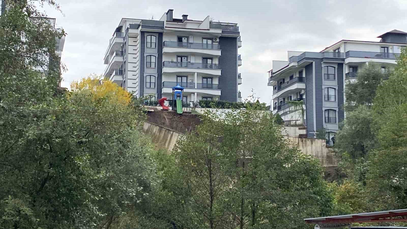 İstinat duvarı çöktü, kayan toprak çocuk parkını yuttu