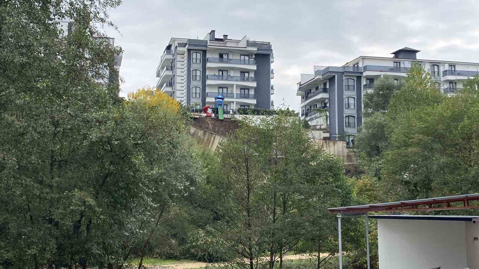 İstinat duvarı çöktü, kayan toprak çocuk parkını yuttu