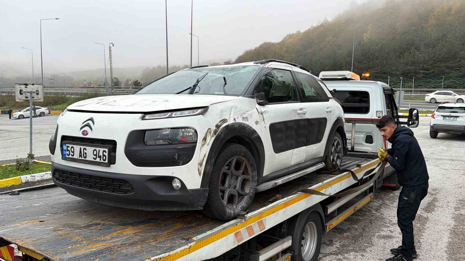 Cenazeye giden aile ölümden döndü: Bolu Dağı Tüneli’nde tırın çarpıp kaçtığı otomobil takla attı