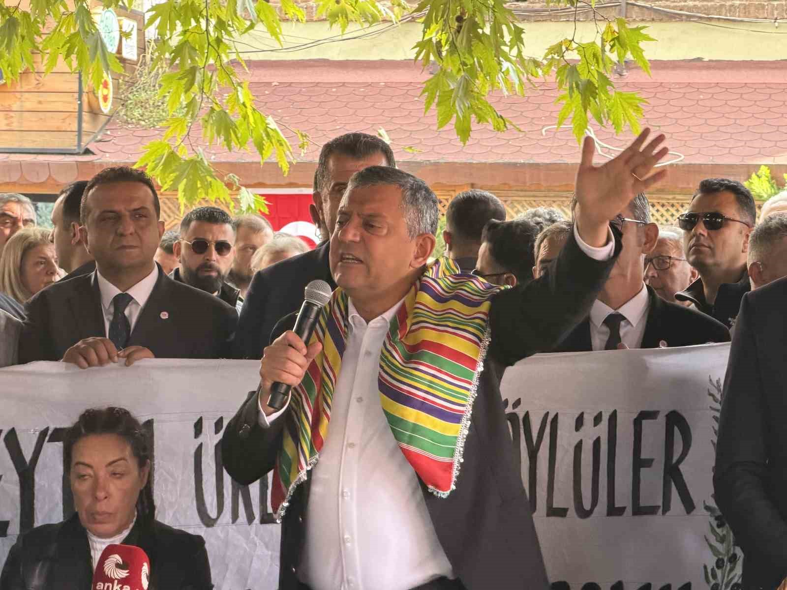 Özgür Özel’den Balıkesir Körfezi’ne çıkarma: 4 ilçede zeytin mesaisi