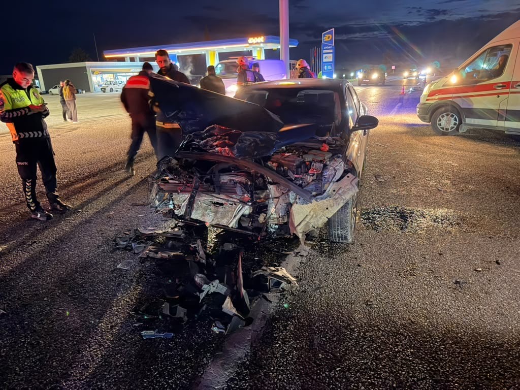 Adıyaman’da otomobil kamyonetle çarpıştı: 1’i ağır 4 yaralı