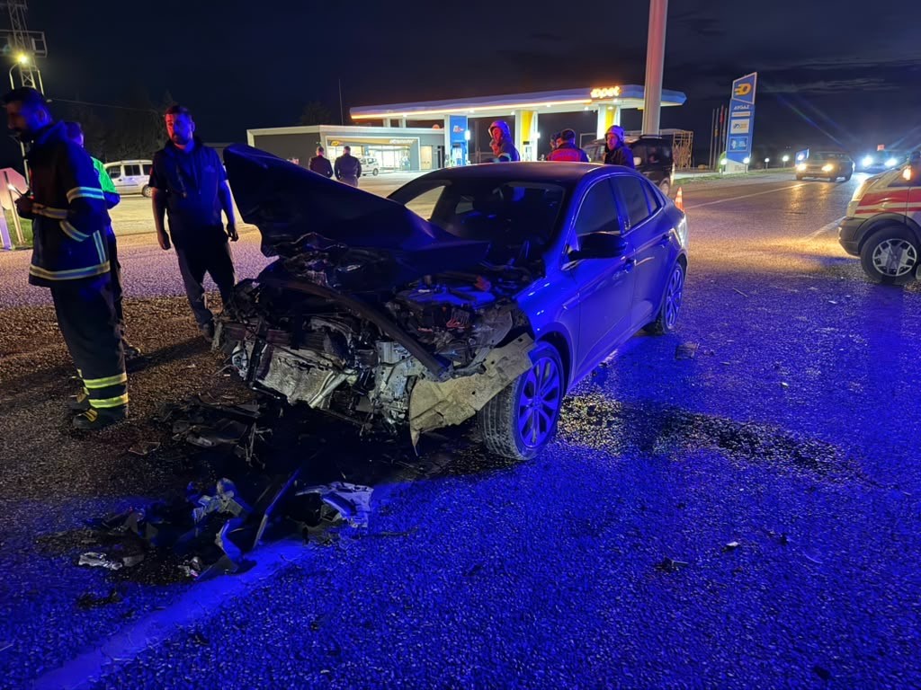 Adıyaman’da otomobil kamyonetle çarpıştı: 1’i ağır 4 yaralı