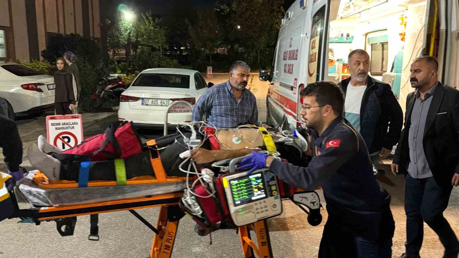 Adıyaman’da otomobil kamyonetle çarpıştı: 1’i ağır 4 yaralı