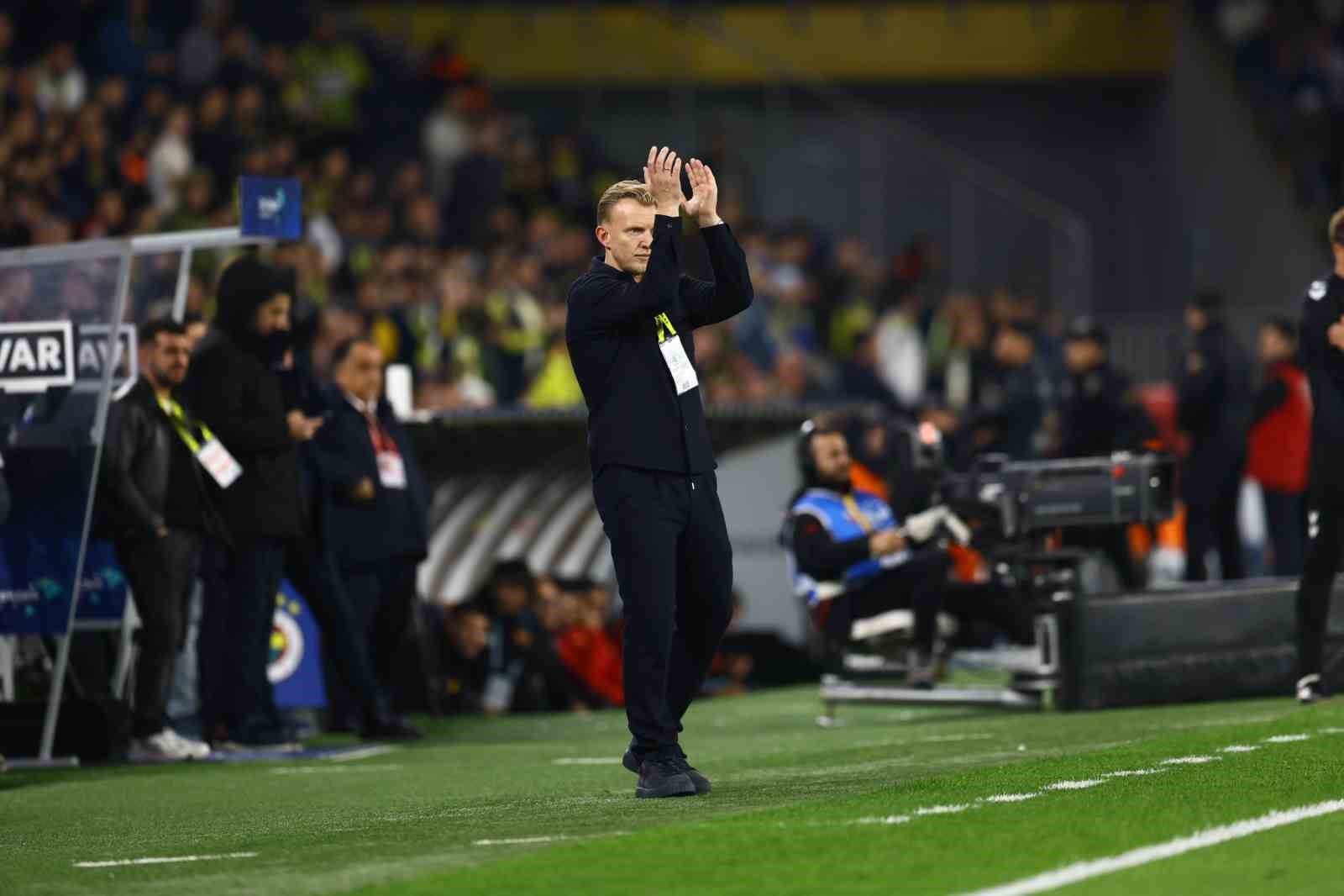 Trendyol Süper Lig: Fenerbahçe: 1 - Göztepe: 0 (İlk yarı)
